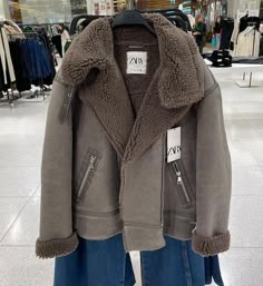 Trending Jackets, Zara Winter Jacket, Low Waisted Pants, Western Wear Outfits, Uni Outfits, Monochrome Fashion, Zara Jackets, Fall Winter Outfits