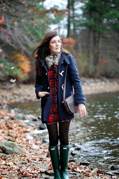 Classy Girls Wear Pearls dressed for the season in Hunter Original Tour boots in green Camping Yosemite, Trendy Coat, Classy Girl, Jack Wills, Red River, Classic Coats, Jacket Outfit