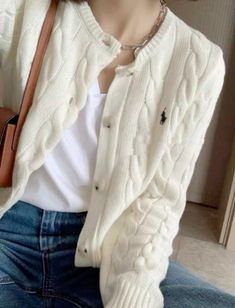 #ootd #outfits #aesthetic #details #photography #blackandwhite #shopping #bag #hairstyles #hair #trendy #autumn #style #fashion Cardigan Outfits, Ralph Lauren Outfits, Mode Inspo, Looks Chic, 가을 패션, On The Floor, Casual Style Outfits, The Floor, Outfits Casuales