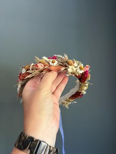 Tieback Halo Flower Crown with burnt oranges, reds in pinks with neutral dried floral accent. Dried florals are mounted on Natural Jute rope covered wire.  The crown is backed with felt for extra comfort. Headband is adjustable . Due to the nature of the dried flowers, this crown is very fragile and should be worn and handled with care. Each piece is custom made and no two are 100% alike. If you are not seeing something that you are looking for, please convo me for a custom order. Would be happy Fall Crown, Newborn Crown, Baby Flower Crown, Girls Crown, Flower Halo, Baby Flower, Floral Halo, Flower Girl Crown, Dried Floral