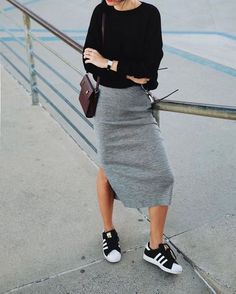 Юбка с разрезом Skirt Diy, Grey Skirt, Chic Skirts, Skirt And Sneakers, Outfit Jeans, Winter Trends, Mode Inspo, Tomboy Fashion