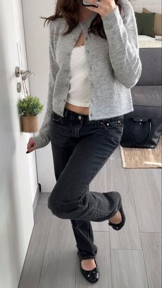 Scandinavian Style Fall Outfits, Leggings And Blazers Outfit, Grey Ballet Flats Outfit, Ballet Flat Aesthetic Outfit, Black Flats Outfit Aesthetic, Black Ballet Flats Aesthetic, Leggings And Ballet Flats Outfits, Preppy Simple Outfits, Ballerina Outfit Fashion