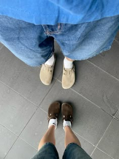 Matching bostons for couples Mocha Boston Birkenstock Outfit, Matching Couple Shoes, Crocs Aesthetic Outfit, Matching Crocs, Matching Shoes For Couples, Crocs Outfit Men, Couple Shoes Matching, Crocs Aesthetic, Crocs With Charms