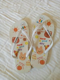 Chinelos Aesthetic, Slippers Womens Flats, Tas Lv, Fashion Shoes Sandals, Kawaii Shoes, Fashion Slippers