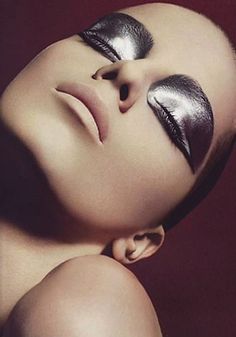 Incredible silver chrome metallic eye makeup Mirror Effect Nails, Editorial Make-up, Futuristic Makeup, Silver Eye Makeup, Metallic Makeup, Silver Makeup, Metallic Eyes