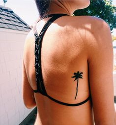 Tattoos Every Summer Lover Needs - Summer Shades | Guff Tropisches Tattoo, Back Tattoo Placements, Botanisches Tattoo, Wildflowers Tattoo, Tropical Tattoo, Tattoo Son, Tree Tattoo Designs, Palm Tree Tattoo, Hot Tattoos