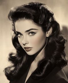 Vintage Hollywood Actresses, Classic Old Hollywood Makeup, Older Women With Dark Hair, Vintage Glam Makeup Classic Hollywood, Old Hairstyles Woman, Old Hollywood Bridal Makeup, Classic Beauty Aesthetic, Old Fashion Hairstyle, Retro Hairstyles For Long Hair