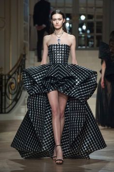 PARIS, FRANCE - JANUARY 23:  A model walks the runway during the Ashi Studio Spring Summer 2019 show as part of Paris Fashion Week on January 23, 2019 in Paris, France.  (Photo by Kay-Paris Fernandes/Getty Images) Ashi Studio, Mode Editorials, Outfit Essentials, Fashion Walk, High Fashion Dresses, Runway Outfits, Paris Mode, Couture Mode