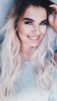 Platinum blonde hair with dark roots White Blonde Hair Dark Roots, Dark Roots With Blonde Hair, Blonde Hair Dark Roots, Roots Balayage, Blonde Dark Roots, Hair Dark Roots, Hair With Dark Roots, Blonde Hair With Roots, Grey Blonde Hair