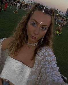 Boho Festival Makeup, Makeup Concert, Festival Gems, Coachella Jewelry, Gem Makeup, Festival Makeup Glitter, Concert Hairstyles, Festival Inspo, Look Festival