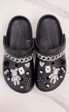 Black Crocs With Silver Charms, Black Crocs Jibbitz Aesthetic, Black Croc Charms, Cute Black Crocs, Black Crocs With Charms, Black Crocs With Jibbitz, Summer Shoes Aesthetic, Crocs With Jibbitz, Crocs With Charms