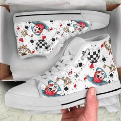 Alice In Wonderland Painted Shoes, Alice In Wonderland Shoes Diy, Alice In Wonderland Converse, Alice In Wonderland Items, Alice In Wonderland Themed Outfits, Alice In Wonderland Clothes, Alice In Wonderland Inspired Outfits, Painted Converse High Tops, Alice In Wonderland Shoes