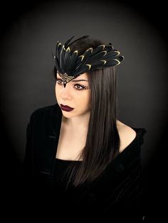 Black tiara with feathers arranged like wings in flight with your choice of gold and silver hues. This sinister look will help you get any gothic witch, phoenix, vampire or goddess costume you desire. It will be a great addition to a photo shoot, gothic party, Halloween party. The size of this headdress is universal for adult person. It sits soft and comfortable on the head and you can dance and move a long time. 100% designed and handmade by our designers ( SETA Design studio in Kyiv). It will Black Feather Headdress, Black Crow Costume Women, Feather Headpiece Diy, Dark Fairy Fashion, Crow Costume Womens, Raven Headpiece, Raven Bird Costume, Bird Costume Women, Dark Goddess Costume