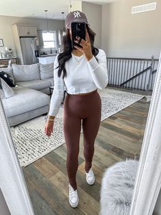 Brown Leggings Outfit Summer, Brown Leggings Outfit Casual, Split Hem Leggings Outfit, White Platform Converse Outfit, Summer Leggings Outfits, Leather Platform Converse, White Leggings Outfit, Green Leggings Outfit