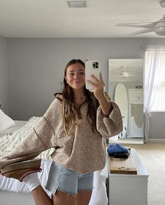 Comfy Spring Outfits 2023, Olivia Carrasco, Cozy Summer Aesthetic Outfit, Anna Stowell Outfits, Utah Girl Outfits Summer, Cute Comfy Outfits For Spring, Fall Shorts Outfit, Summer Comfy Outfit, Lazy Summer Outfit