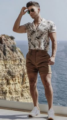 Mens Short Shorts Outfits, Vacation Outfits Men, Mens Shorts Outfits, Mens Casual Outfits Summer, Foto Poses, Mens Fashion Casual Outfits, Casual Summer Shorts, Summer Outfits Men, Men Fashion Casual Outfits