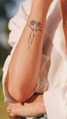 Flower Tattoo For Girls And Women's In Hand.  #Girls #Women #Tattoo | Flower tattoo by  Carlo Kruse Tato Nama, Tattoo Forearm, Anchor Tattoo, Tattoo Women, Feminine Tattoo