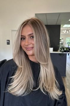 The classic bronde dimensional hairstyle features a blonde shade paired with brunette lowlights. It’s one of the most natural-looking color combinations perfect for layered hairstyles. @saloncentric Lowlights For Blonde Hair, Lowlights For Blonde, Lived In Blonde, Blonde Hair Goals, Perfect Blonde Hair, Fall Blonde Hair, Blonde Hair Inspo, Hair With Lowlights