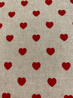 Il s'agit d'un tissu beige d'aspect lin naturel avec un motif coeur rouge sur l'ensemble. Il se coordonne parfaitement avec beaucoup de mes tissus d'aspect lin et conviendra parfaitement comme support de coussin ou comme doublure pour d'autres articles créatifs. Bien sûr, il fonctionne parfaitement seul ! Il mesure 140 cm de large et je le vends en demi-mètres et en mètres complets. Si vous commandez plus d'un mètre, la longueur sera fournie. Le tissu est composé à 80 % de coton et à 20 % de pol Red Asethics, Red Hearts Aesthetic, Red Heart Aesthetic, Lots Of Hearts, Red Heart Design, Heart Fabric, Red Heart Patterns, Red And Beige, Red Hearts