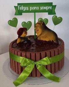 there is a cake with two bears in the tub and a sign that says feligos para sempre