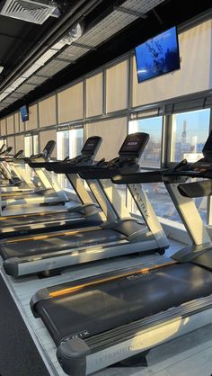 there are many treadmills in the gym