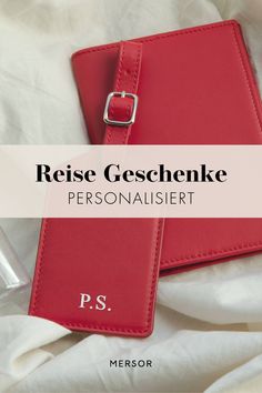 Stilvoll verreisen und nie mehr den Koffer verlieren - mit einem personalisierten Leder Kofferanhänger. Passend dazu: eine Reisepasshülle mit Personalisierung. Das perfekte Geschenk für Reisende und Traveller. Entdecke unser Reise Geschenke Bundle in Rot und anderen Farben und personalisiere die Accessoires komplett kostenlos! Scarlet, Smiley, Berlin