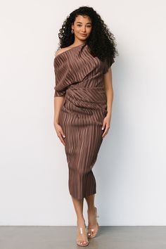 Elevate your elegance with our mink pleated sleeveless maxi dress, a captivating choice that exudes timeless beauty. This dress, with its graceful pleats and rich black hue, ensures you stand out with sophistication and style at any special event. Baltic Born, Brown Wedding, Pleated Midi Dress, Formal Looks, Sleeveless Maxi Dress, Bandage Dress, Black Midi Dress, Stunning Dresses, Black Maxi Dress