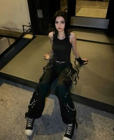 Punk Girl Outfits, Metal Outfit, Alt Outfits, Girl Accessories, Punk Girl, Cooler Look, Estilo Punk, Punk Outfits