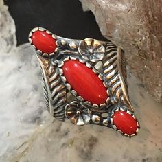 Bright And Beautiful Carolyn Pollack Vintage Southwestern Style Sterling Silver 3 Oval Red Jasper Cabochons Decorated Split Shank Ring For Women. Each Lovely Stone In Set In Scalloped Bezels And Are At The Center Of Beautiful Flowers, Leaves And Sterling Silver Raindrops. This Design Has An Oxidized Finish With Beautiful Polished Accents. Size 6, 7 1/4, 8, 9, 10 Length 1 1/4" Weighs Approx 7.4 Grams ** Stones Are Natural Therefore Matrix And Color Shades May Vary. ** ** If Oxidation Or Tarnish Darkens The Piece Over Time, Use A Polishing Cloth To Restore To Desired Finish. ** (Cprn33e42) Split Shank Ring, Bright And Beautiful, Western Jewelry, Southwestern Style, Split Shank, Flowers Leaves, Red Jasper, Ring For Women, Color Shades