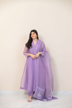 Two Piece Outfits For Weddings, Lilac Suit Women Outfit, Pure Silk Dress Design, Organza Silk Suit, Three Piece Suit Women's Indian, Pure Organza Suits, Lilac Anarkali Suits, How To Style Organza Dupatta, Pakistani Three Piece Design