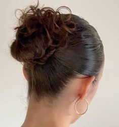 Curly Bun Aesthetic, Slickback Hairstyle Curly Hair, Curly Hair In Bun, Curly Brown Hair Aesthetic, Bun Wavy Hair, Slick Back Bun Curly Hair, Slickback Bun, Brunette Bun, Slickback Hairstyle