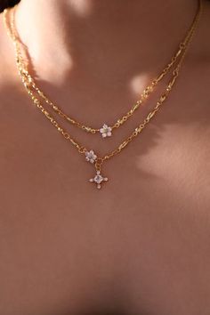 Flicker goodbye to dullness and stand out in our 18K Real Gold Plated Diamond Flower Necklace. With the proper lighting, the zirconia diamonds add a pop of shine to your ensemble. This unique necklace makes your outfit stand out and is also a great gift for her or him. Diamond Flower Necklace, Xoxo Jewelry, Preppy Jewelry, Pretty Jewelry Necklaces, Real Gold Jewelry, Necklace Flower, Jewelry Accessories Ideas, Jewellery Gold, Classy Jewelry