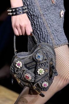 10 Fashion Trends That You Will See Everywhere This Spring - 322 Milan Fashion Week 2023, Fashion Week Fall 2023, 2023 Bags, Boyy Bag, Fall 2023 Fashion, Fashion Week 2023, Minimal Wardrobe, Paper Bag Shorts, Fall Capsule Wardrobe