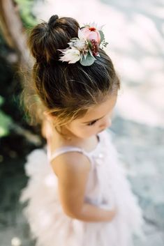 Florista de casamento: entenda a função e confira dicas preciosas Flower Girl Updo, Kids Hairstyles For Wedding, Girls Updo, Long Face Hairstyles, Face Shape Hairstyles, Hair Styles 2017, Wedding Forward