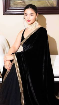 Aaliya Bhatt Saree Look, Alia Bhatt Black Saree Look, Black Saree Party Wear, Aaliya Bhatt, Velvet Saree, Blouse Lehenga, Simple Saree Designs, Dresses Traditional