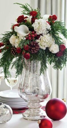 Christmas Decorations Apartment, Christmas Centers, Tafel Decor, Christmas Apartment, Christmas Flower Arrangements, Christmas Floral Arrangements, Holiday Floral, Holiday Centerpieces