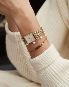 Vintage Watches Women, Bracelets Design, Gold Bracelets, Watches Women Fashion, Jewelry Photography, White Sweater, Jewelry Inspo