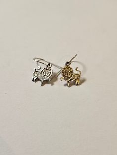 Super adorable little dangle earrings featuring a lion on both sides- they really remind me of the iconic 70s lion table wear!  Stamped .925 on ear hooks, they don't have any date stamps but I'd hazard a guess at possibly 90s/ 2000s  Approx 13mm wide x 25mm dangle including hook Vintage Silver Medallion Earrings, Leo Zodiac Earrings, Lion Jewellery, Lion Earrings, Table Wear, 90s 2000s, Ear Hook, Mid Century Style, Earrings Dangle