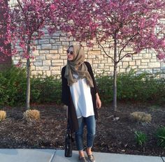 Hijab fashion Brown Indie Outfits, Winter Indie Outfits, Fashion Hijab Style, Modest Hijabi Outfits, Hijab Swag, How To Wear Cardigan, Denim Ootd, Hijab Jeans, Hijabista Fashion