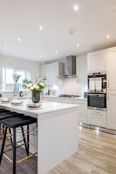 Kitchen Peninsula Styling, White Kitchen White Worktop, White Shaker Kitchen With Island, White Worktop Kitchen, White Kitchen Diner, Kitchen Worktop Styling, Light Grey Kitchen White Worktop, White Gloss Kitchen Ideas, Kitchen Peninsula With Hob