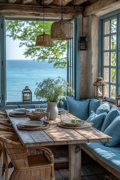 14 Charming Coastal Farmhouse Kitchens for Relaxing Sea-Inspired Meals Farmhouse Breakfast Nook, Modern Coastal Farmhouse, Banquette Design, Coastal Farmhouse Kitchen, Elegant Garden, Coastal Interiors Design, Dream Beach Houses, Farmhouse Kitchen Design, Garden Cafe