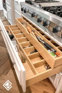 A kitchen with deep pullout drawers below the range, featuring divided compartments for all your kitchen utensils. Functional Kitchen Design, Deco Kitchen, Art Deco Kitchen, Utensil Drawer, Utensil Storage, Cooking Tool, Kitchen Drawer Organization, Organize Drawers