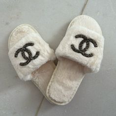 Soft Faux Fur Slippers With Embellishments V!P Alpaca Slippers, Ugg Dakota Slippers, Uggs Moccasins, Velvet Slippers, Black Slippers, Faux Fur Slippers, Wool Slippers, Loafer Slippers, Moccasins Slippers