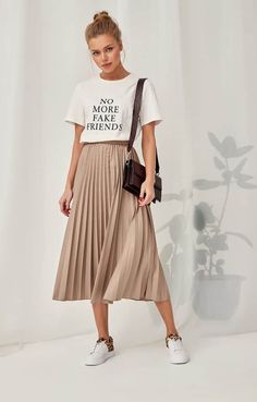 Khaki Skirt Outfits, Beige Pleated Skirt, Gala Fashion, Long Skirt Outfits, Khaki Skirt, Rock Outfit, Skirt And Sneakers, Capsule Outfits