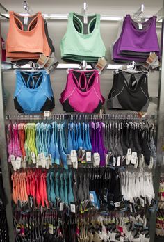 Showroom Inspiration, Gymwear Outfits, Clothing Displays, Wood Clothes, Store Layout, Wear Store, Sports Shops