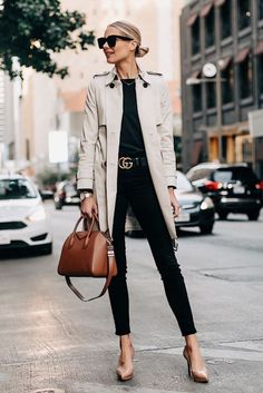 OUTFITS PARA IR A LA OFICINA - BLOGGER MEXICO - LULALOGY Dress Coat Outfit, Trench Coat Outfit, Trench Coat Style, Amy Jackson, Fashion Jackson, Coat Outfit, Classic Trench Coat, Elegante Casual, Outfit Trends