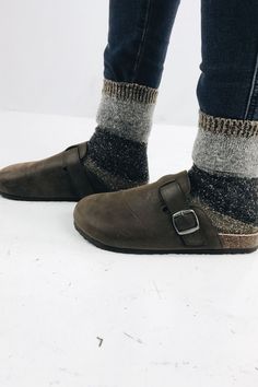 90's Boston Clog- Dark Brown Birkenstock Clogs Summer, Birkenstock Clogs With Socks, Clogs Outfit Winter, How To Wear Birkenstock Clogs, Clog Outfit Summer, Birkenstock Outfit Winter, How To Wear Birkenstock, Birkenstock Outfit Summer, Birkenstock Clogs Outfit