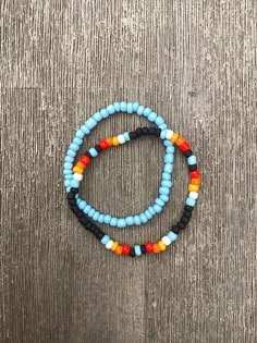 These handmade western bracelets are comfortable, super stretchy and fun! 🤠 Western Color Combos For Bracelets, Flat Clay Bead Bracelet Ideas Western, Western Jewelry Making Ideas, Western Seed Bead Bracelets, Western Beaded Bracelets, Country Bracelets, Hispanic Jewelry, Western Beaded Jewelry, Bracelets Western