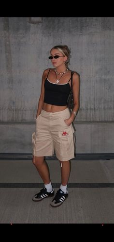 Streetwear Summer Fashion Women, Bermuda Outfits Women Summer, Brown Cargo Shorts Outfits Women, Beige Cargo Shorts Outfits Women, Long Baggy Jean Shorts Outfit, Khaki Cargo Shorts Outfit Women, Cargo Bermuda Shorts Outfit Women, Beige Jorts Outfit, Khaki Jorts Outfit