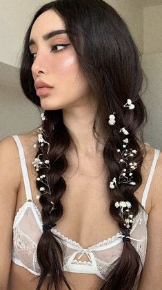 Long Black Hairstyles Ideas, Bridgerton Inspired Hairstyles, Poc Coquette, Ethereal Hairstyles, Bridgerton Hairstyles, Bridgerton Hair, Coquette Hairstyles, Flowers In Her Hair, French Braid